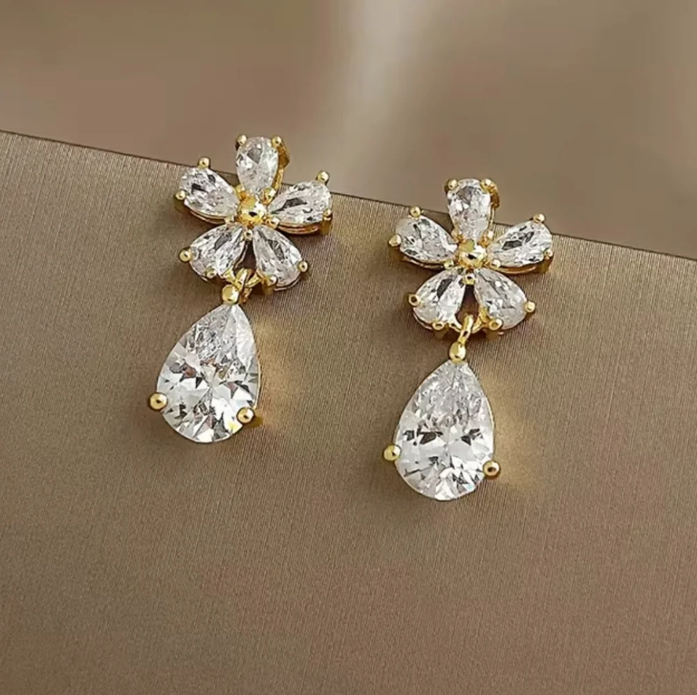 Gold Sparkling Flower Earrings